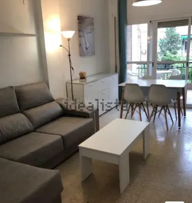 *SE ALQUILA PISO EN CALLE SANTIAGO LOZANO CON COMUNIDAD Y AG