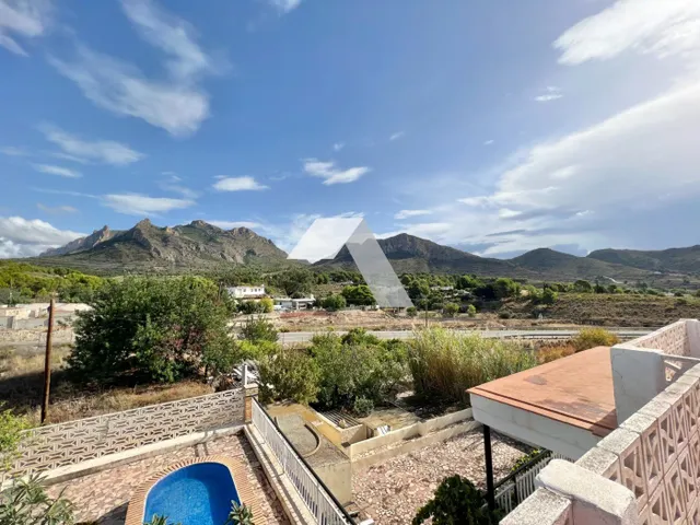 BONITO CHALET CON VISTAS A LA MONTAÑA — 30
