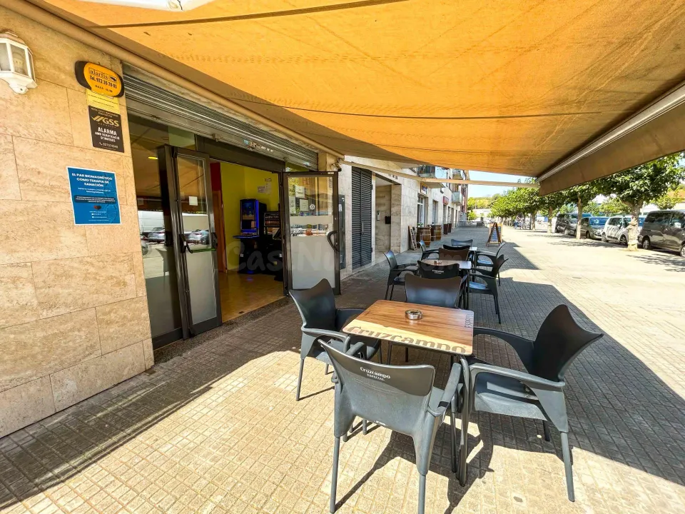 Magnifico bar - cafetería en una zona concurrida.