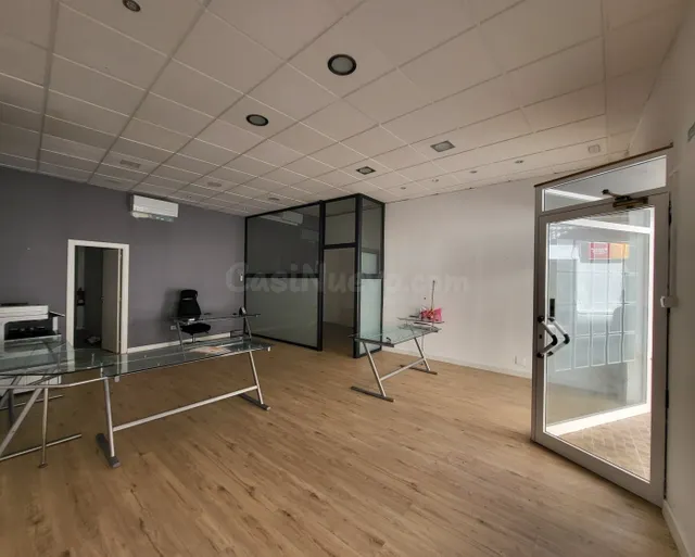 Magnífico Local comercial de 84 M2 en el centro del pueblo - foto 2