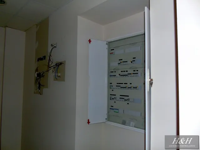 Se alquila oficina/local en Zona Ayuntamiento. / HH Asesores, Inmobiliaria en Burjassot/. — 5