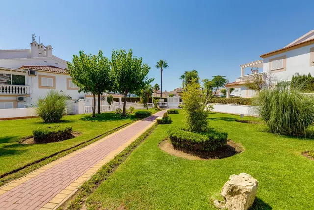 Apartamento dúplex con piscina comunitaria, Alicante, Orihuela Costa. 2 habitaciones, 89 m2, 1,6 kilómetros del mar — 34