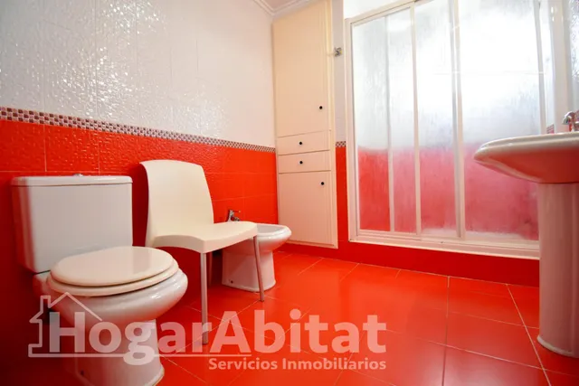 Extraordinaria amplitud en este luminoso primer piso con terrazas y trastero — 32