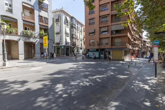 LOCAL COMERCIAL EN CALLE ÁNGEL GANIVET – UBICACIÓN PRIVILEGIADA — 34