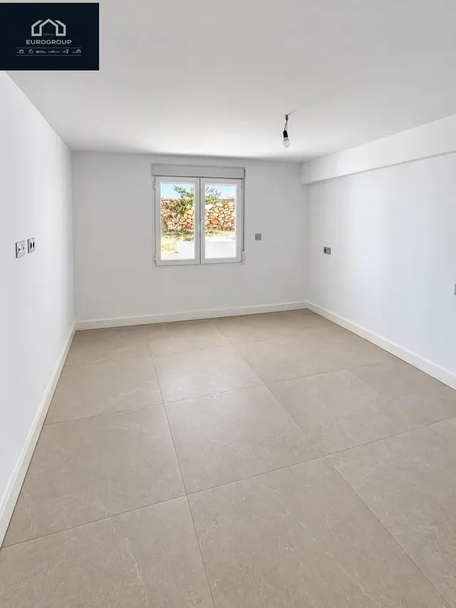 Impresionante chalet en perfecto estado, con 5 dormitorios y 3 baños, piscina privada y garaje con una parcela de 800m en el albir — 8