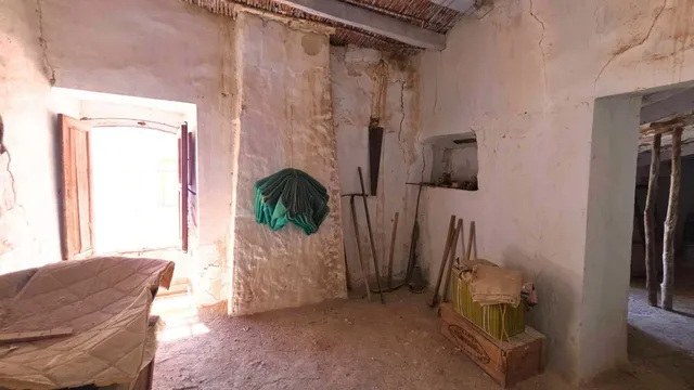 ¿Buscas espacio sin límites? 400 m2 de puro potencial en el corazón de Uleila. — 50