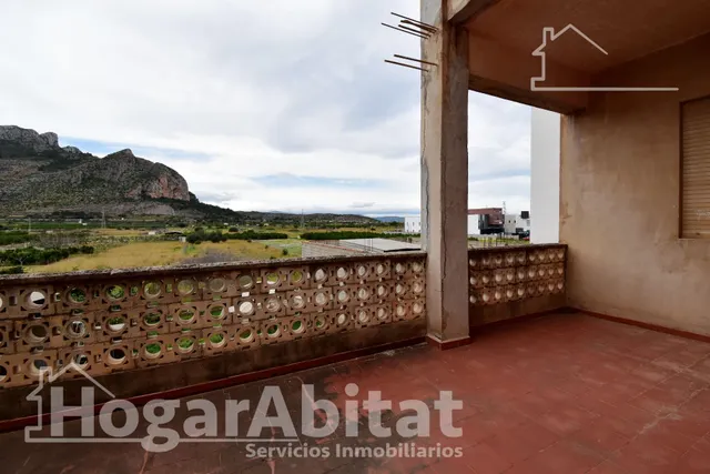 ¡OPORTUNIDAD PARA INVERSORES! GRAN EDIFICIO CON DOS VIVIENDAS INDEPENDIENTES, DOS TERRAZAS Y PARCELA — 48
