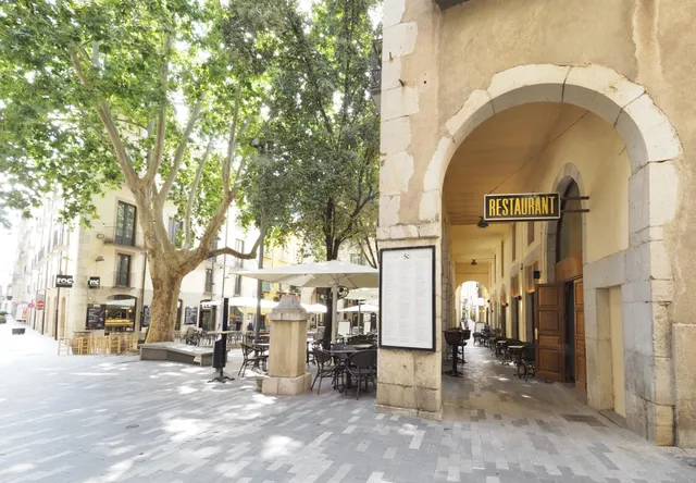 RESTAURANTE EN PLENO CENTRO DE LA CIUDAD — 26