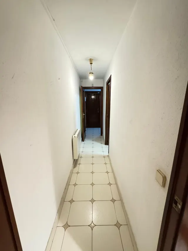PISO DE 4 habitaciones Y DOS BAÑOS EN LA CALLE CALABRIA CERCA DEL SAGRADO CORAZÓN — 35