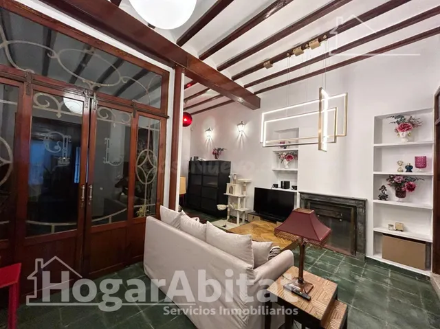 Tradición y calidez mediterránea en esta emblemática casa de pueblo reformada con chimenea, patio — 2