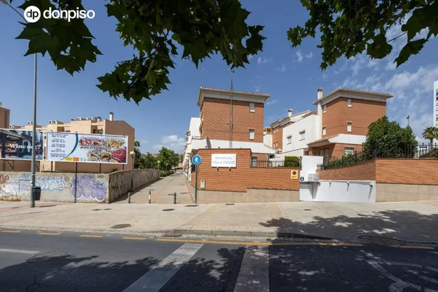 ESPECTACULAR VIVIENDA ADOSADA DE 4 DORMITORIOS CON SÓTANO, TERRAZAS Y PATIO EN GRANADA — 28