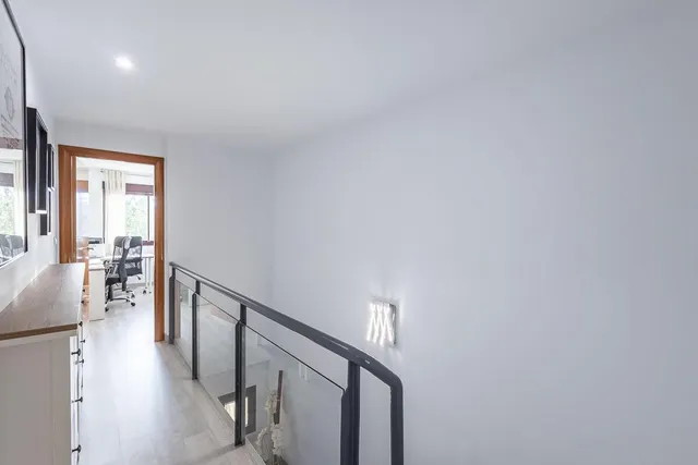 Amplia casa de 182 m2 con patio, gran sótano y a menos de 5 minutos del metro — 23