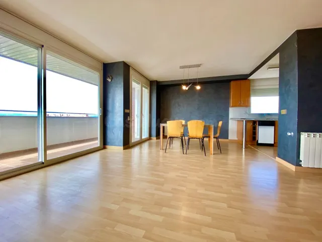 ES LLOGA PIS DE 2 HABITACIONS , PLAÇA DE PK, TRASTER I 2 BAL - foto 5