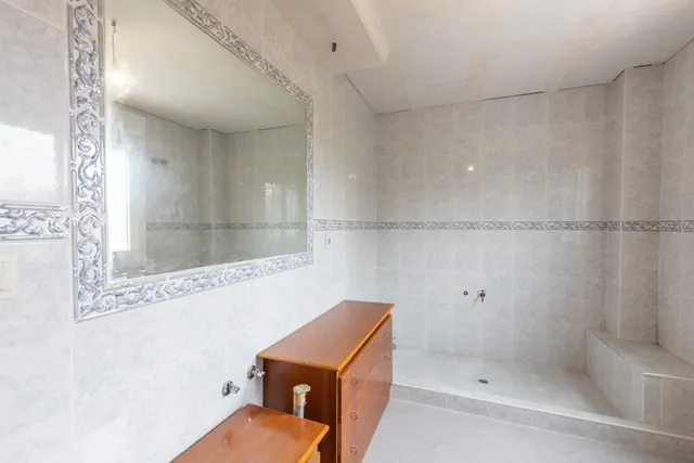 MAGNIFICA UNIFAMILIAR ADOSADA DE 4 PLANTAS EN LOMA LINDA CON PISCINA COMUNITARIA — 32
