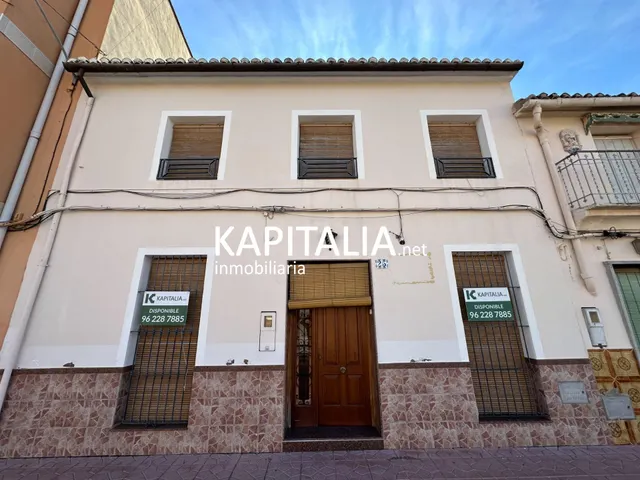 Casa en EXCLUSIVA en VENTA en el centro de Rotglà i Corberà con patio interior y 5 habitaciones — 28