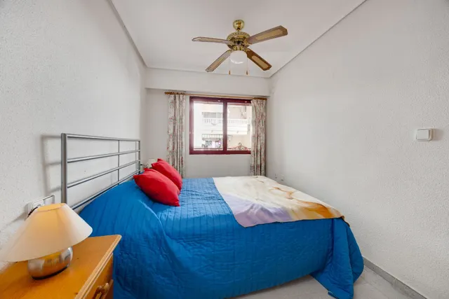 Gran piso de 4 dormitorios y dos baños en el corazón de Torrevieja, a menos de 500 metros del mar — 23
