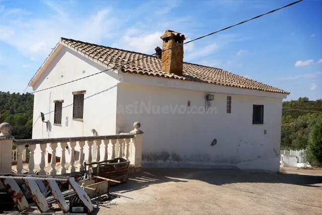 MASIA VALLADA CON PISCINA, ZONA PARA CABALLOS Y MAS DE 2 HEC - foto 3