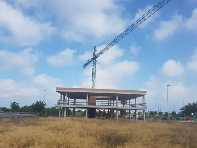 Edificio comercial, todavía en construcción (en fase de estr - foto 3