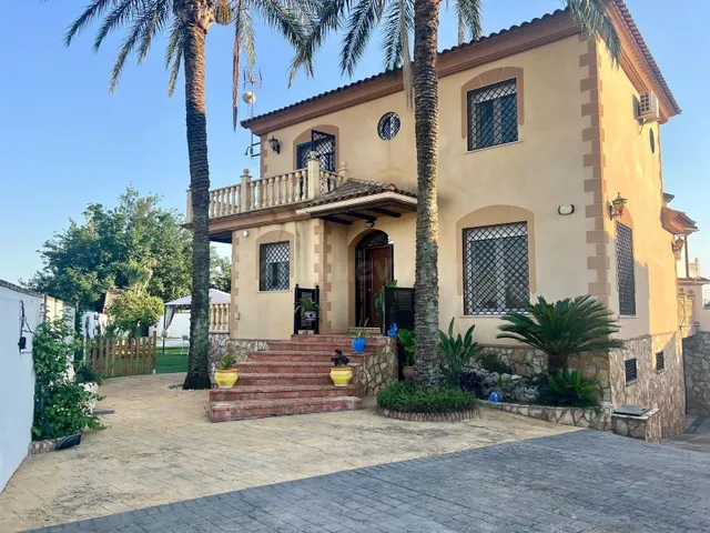 ¡Gran oportunidad! Vivienda con terreno, piscina y negocio t