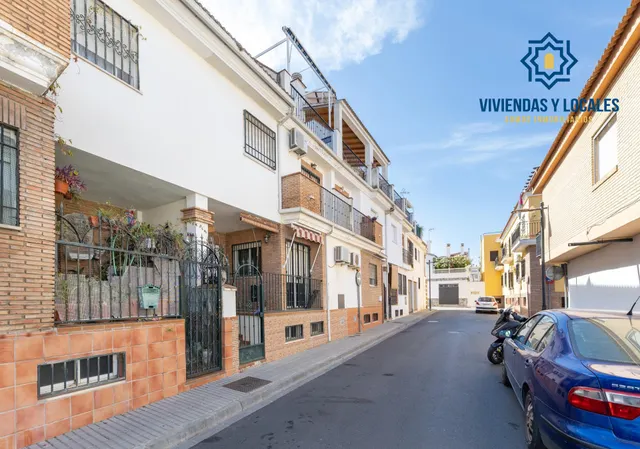 Vive en el corazón de Armilla: 4 dormitorios, patio, terraza y garaje — 23