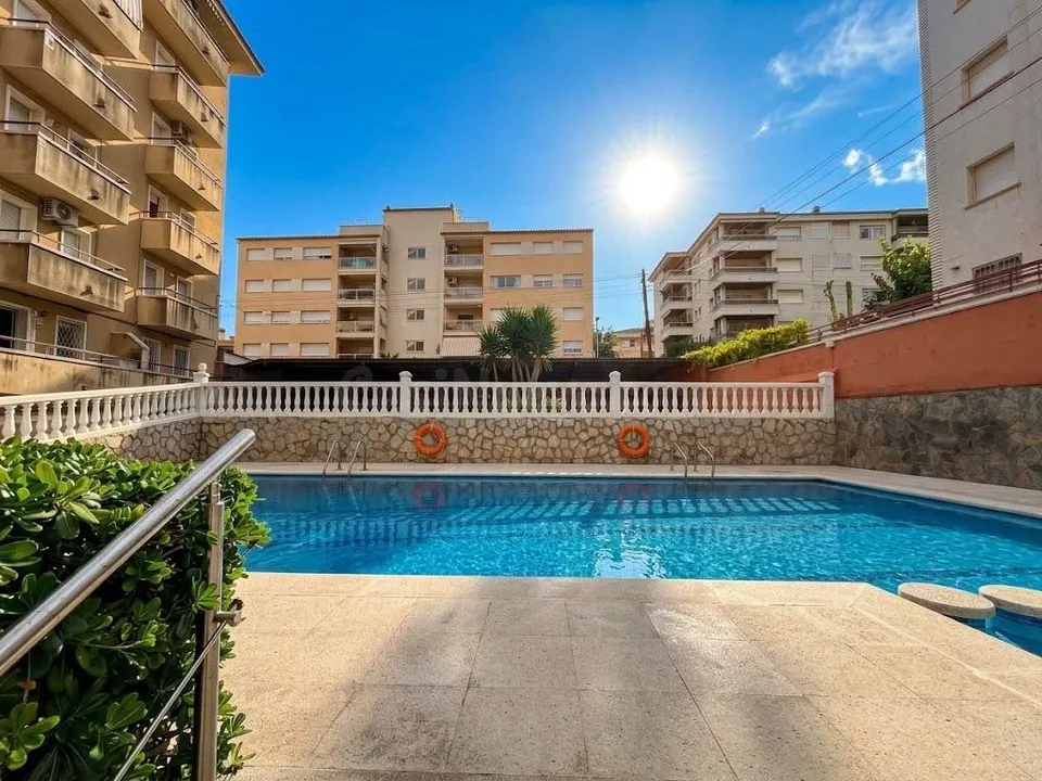 3 dormitorios, jardín, parking, piscina comunitaria.