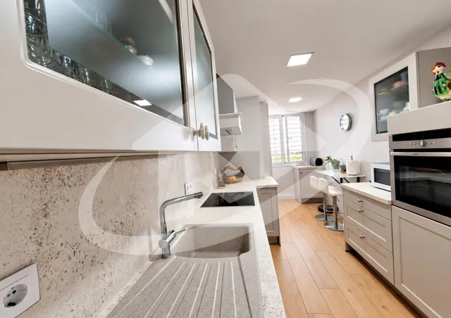 Impresionante Piso Reformado en Sabadell con Vistas y Comodidades — 10