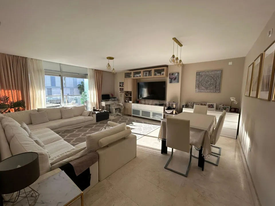 Piso de lujo con terraza y piscina cerca de Sotogrande