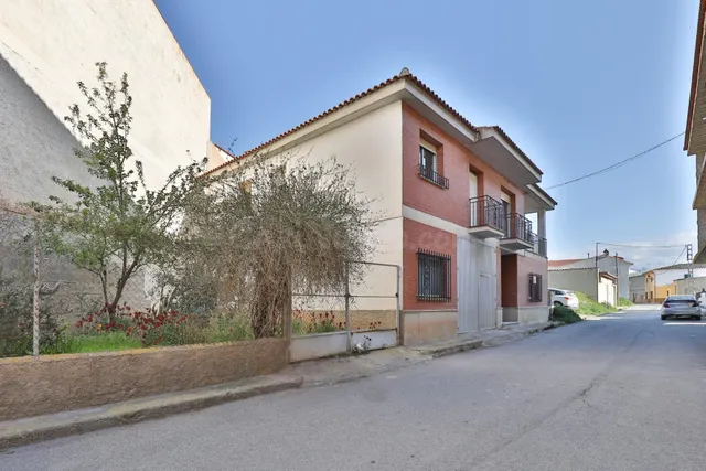 Casa de más de 300 m2 con cinco dormitorios y amplia cochera - foto 2