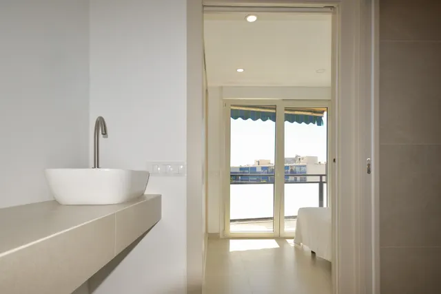 APARTAMENTO CON VISTAS AL MAR, ORIENTACIÓN SUR Y REFORMA DE ALTA CALIDAD — 14
