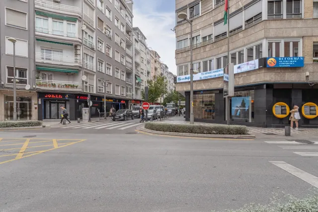 Piso de 87 m2 con 3 dormitorios en Pedro Antonio de Alarcón, junto a Recogidas — 46