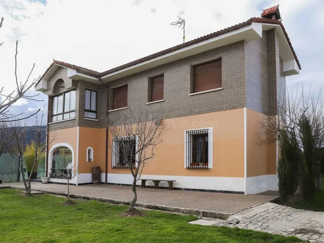 Encantador Chalet en Trespaderne con Potencial Turístico