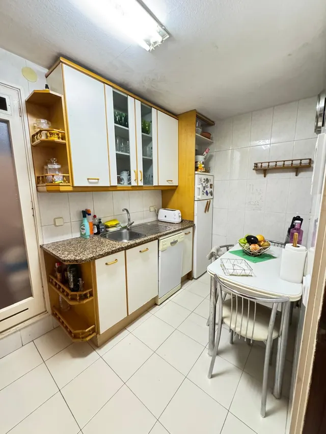 PISO DE 4 habitaciones Y DOS BAÑOS EN LA CALLE CALABRIA CERCA DEL SAGRADO CORAZÓN — 12