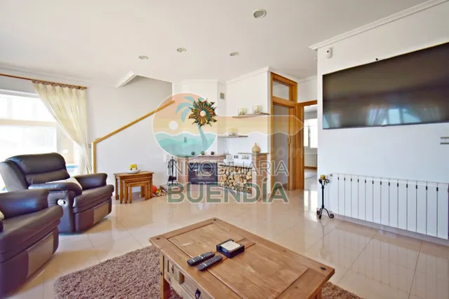 ESPECTACULAR CHALET CON VISTAS AL MAR Y PISCINA CLIMATIZADA  - foto 4