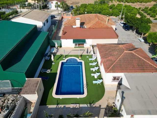 PARCELA CON DOS VIVIENDAS INDEPENDIENTES Y PISCINA EN LA MAT - foto 2