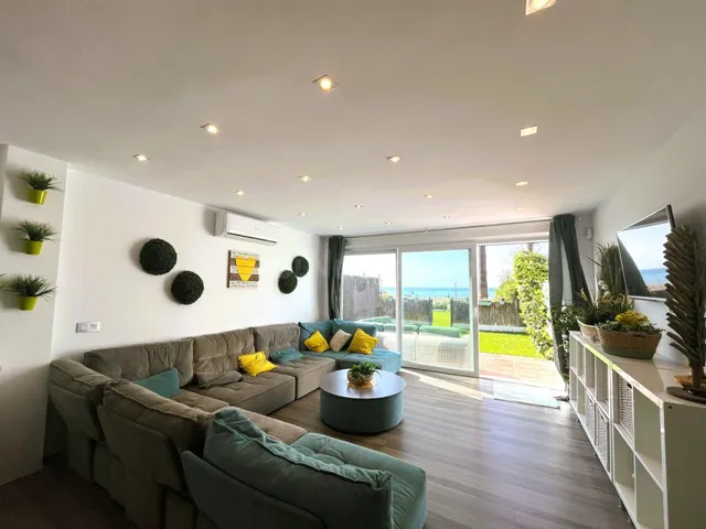 "Apartamento en primera línea de playa con jardín privado, d - foto 5