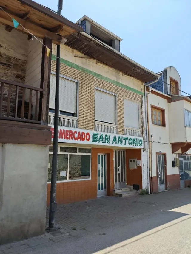 Venta Edificación con Negocios — 2
