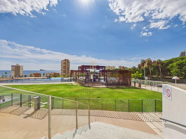 Apartamento moderno de 2 dormitorios en la planta 11 de Sunset Drive, Benidorm — 17