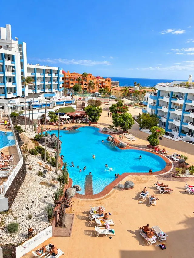 ## Estudio reformado en Amarilla Golf con vistas al mar — 14