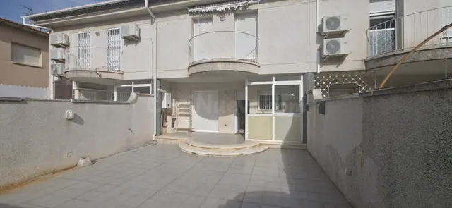 CASA ADOSADA DE 255 m2 EN EL CENTRO DE VENDRELL
