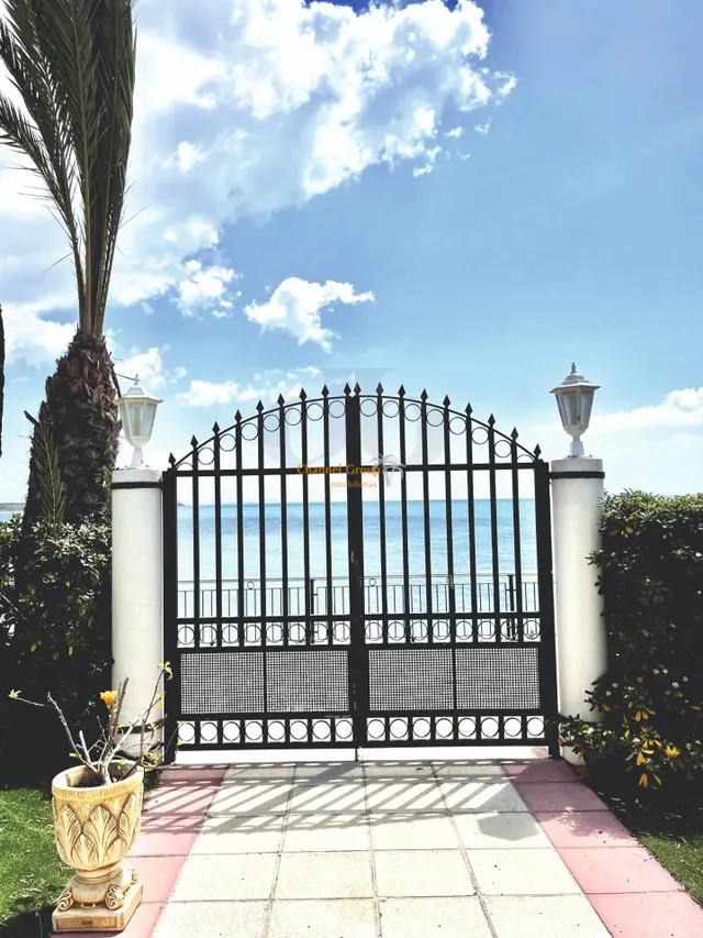 Magnifica villa en primera línea del mar en Orihuela Costa — 11