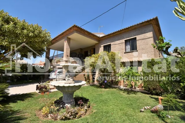 VILLA de 2 alturas con JARDÍN y PISCINA - foto 4