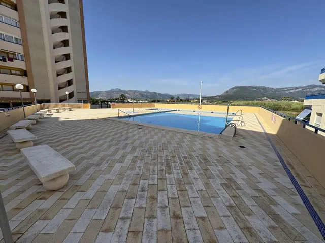 APARTAMENTO A ESCASOS METROS DEL MAR, CON PISCINA. — 24