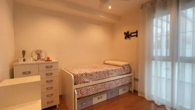 Villa independiente de dos plantas con solárium y piscina privada. — 17