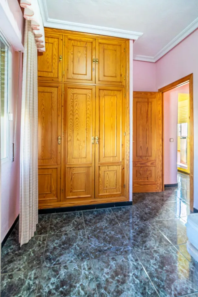 Chalet independiente con piscina privada, amplio jardín y 6 dormitorios en Bollullos de la Mitación — 19