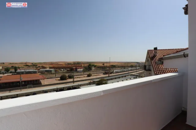 Ático de un dormitorio con aire acondicionado calefacción por  gas, baño y aseo, terraza exterior y plaza de garaje. — 15