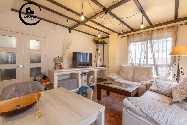 Casa adosada en urbanización con piscina junto al Ferial - foto 5