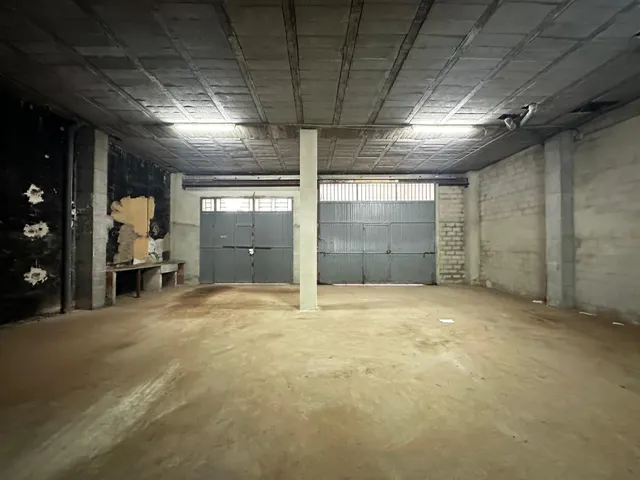 Local comercial con oficinas y zona de trabajo — 18