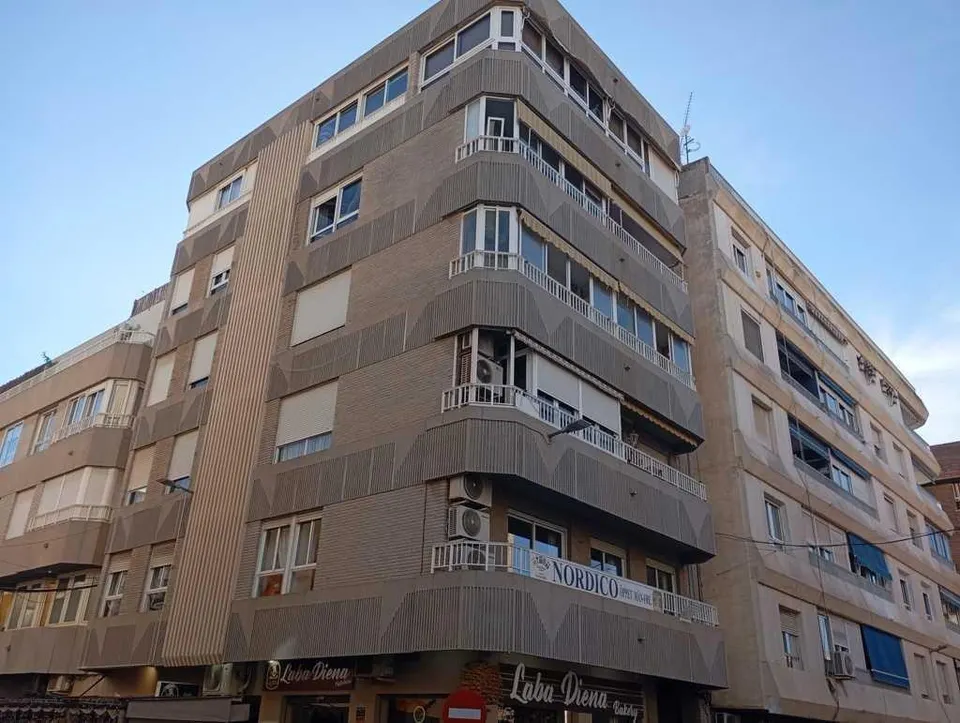 ¡Vive en el Corazón de Torrevieja! Apartamento de 4 Dormitorios, 3 Baños y Excelente Calidad