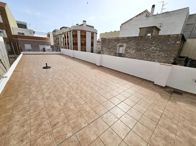Se vende casa en casco antiguo de Oropesa, detrás del ayuntamiento. Casa con fachada a 3 calles — 32