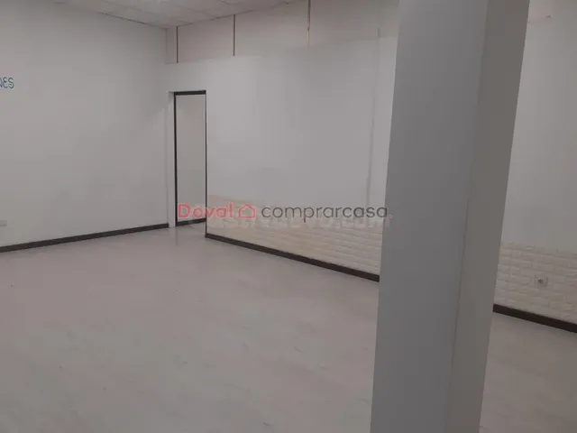 ALQUILER BAJO ACONDICIONADO CON GRAN ESCAPARATE - foto 4